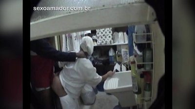 يمارس Motoboy الجنس مع عاملة التنظيف في المطعم بين الولادات