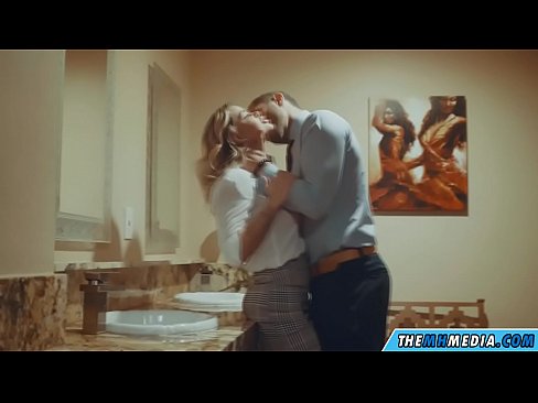 ❤️ عندما تغريك شقراء مفلس في مرحاض عام سوبر الإباحية